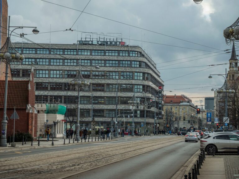 Zakupy ubrań z zagranicy a cło i VAT: jakie opłaty czekają Cię przy zamówieniach spoza UE?